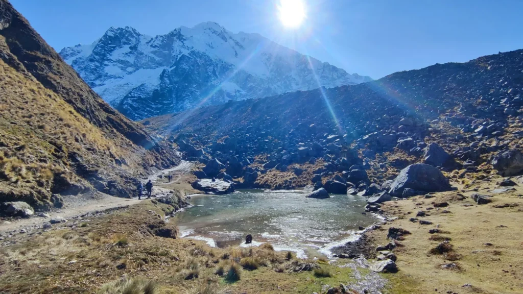 Vista desde el camino de ascenso a la montaña Salkantay