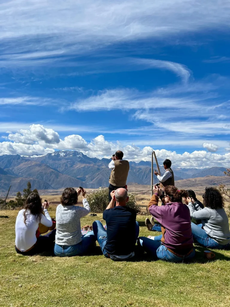Grupo de viajeros realizando una ofrenda a la Pachamama.