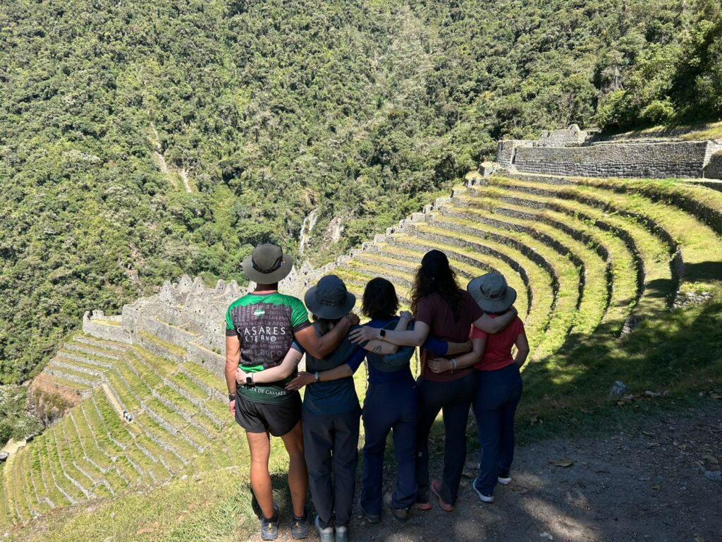 Caminamos por el Camino Inca para llegar a MachuPicchu por la puerta del sol.