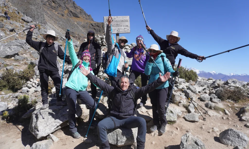 Viajeros cruzando el alto de Salkantay.