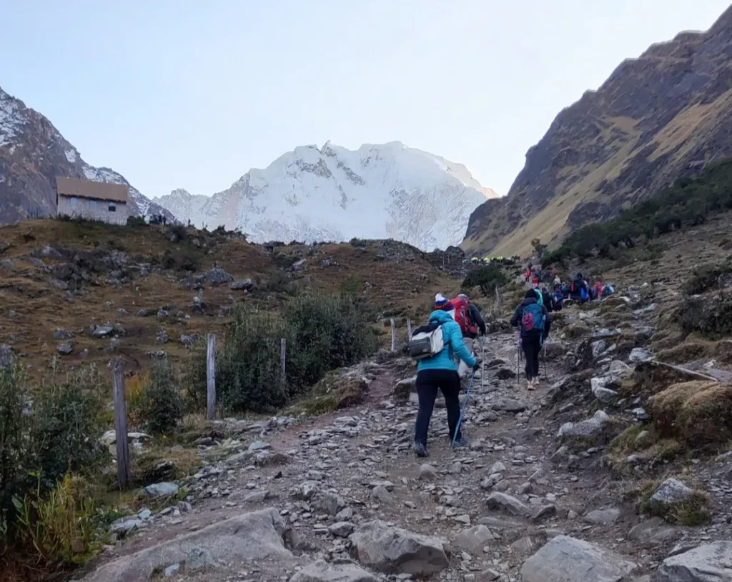 Grupo de viajeros caminando por el trekking de Salkantay, hacia Machu Picchu